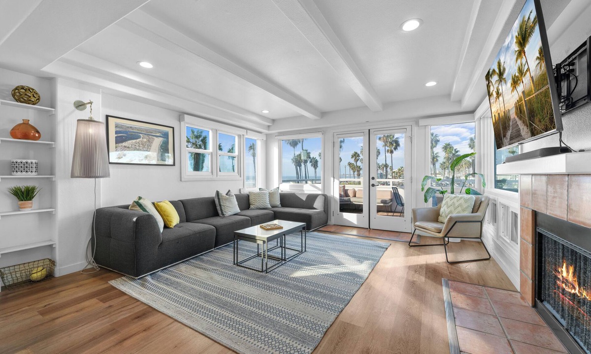 South Mission Beach House | LUXE HOME SLEEPS 20 MISSION BEACH PARKING 4 CARS