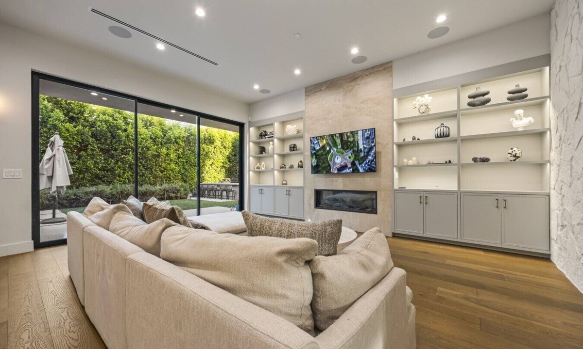 Encino House | Luxurious Encino Gem | Pool, Spa, Cinema & More