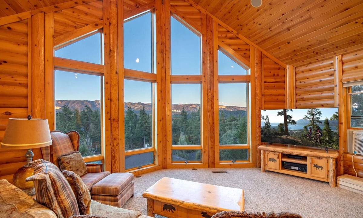 Whispering Forest House | Luxury 2400 sqft Log Cabin! Panoramic views, game room, tiki bar, & Pets!