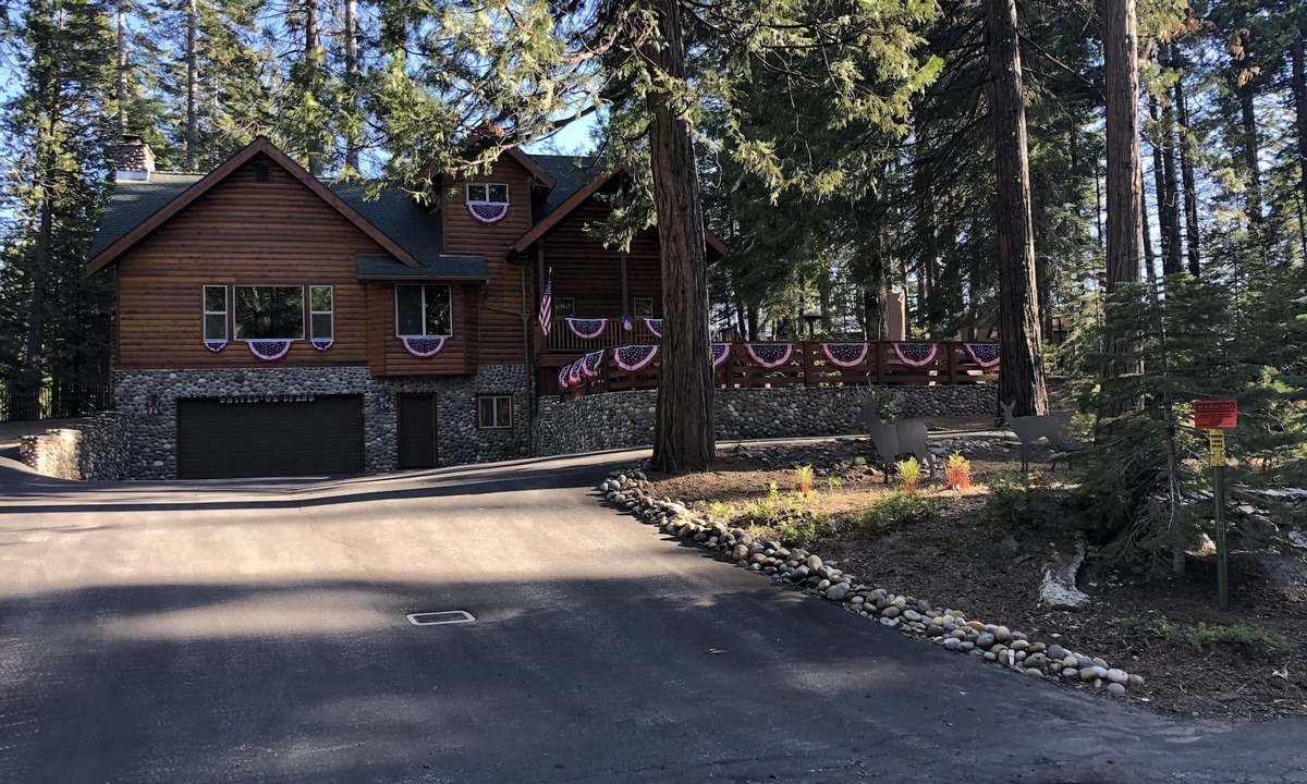 Shaver Lake House | Luxury Cabin East Village walking distance to town