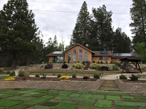 Coulterville House | Luxury Cabin Rental with a Fire Pit in Coulterville, California