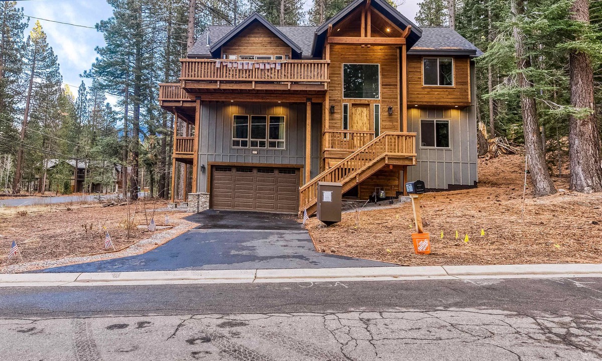 Pioneer Trail House | Luxury Home - Pool Table, Jetted Tub, Fireplaces, Free WiFi, washer&dryer