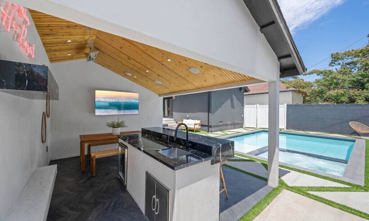 Mid City House | Luxury LA Dream Home w/ BBQ, Pool, Jacuzzi & Fire Pit w/ Optional Casita add-on
