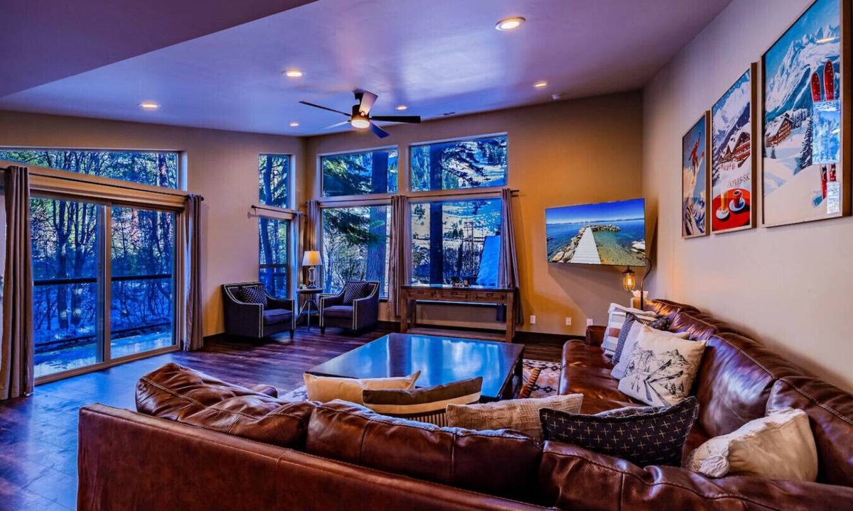 South Lake Tahoe House | Luxury Slopeside Ski Haus | Hot Tub + Sauna | 12P