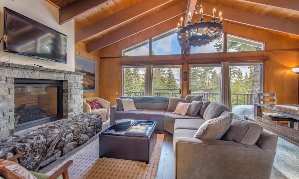 Tahoma House | Mahogany by AvantStay | Snowbird Cabin w/ Full Chamberlands Access!