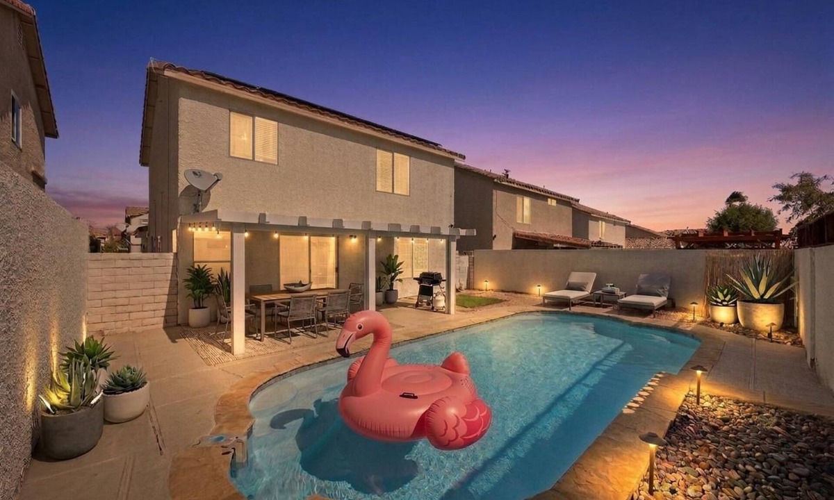 Centennial Hills House | Majestic Pine 4bd/3 bath Wifi Pool BBQ grill