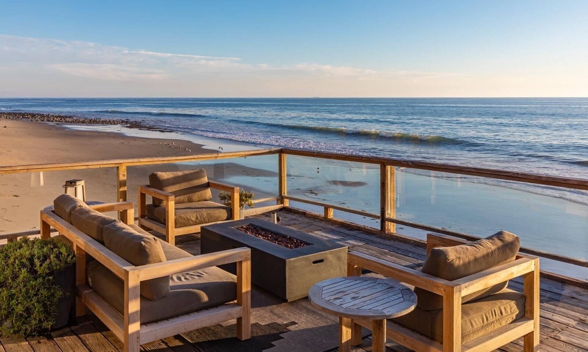 Malibu House | Malibu Beach House, on the Sand, Primary on the water