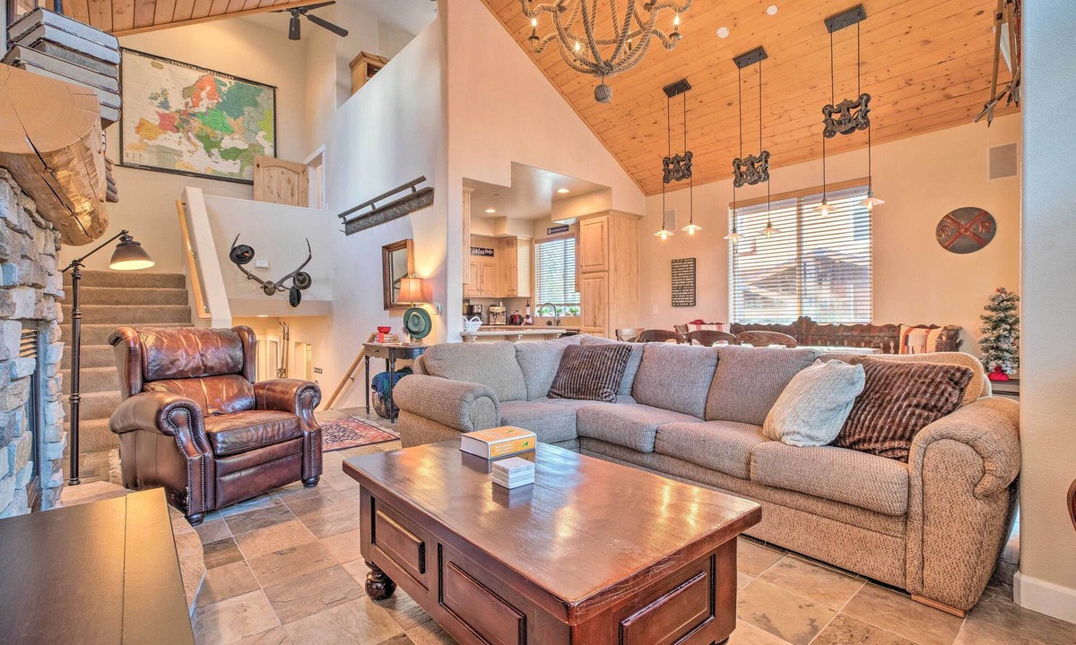 Mammoth Lakes House | Mammoth Lakes Townhome - 10-Min Walk to Village!
