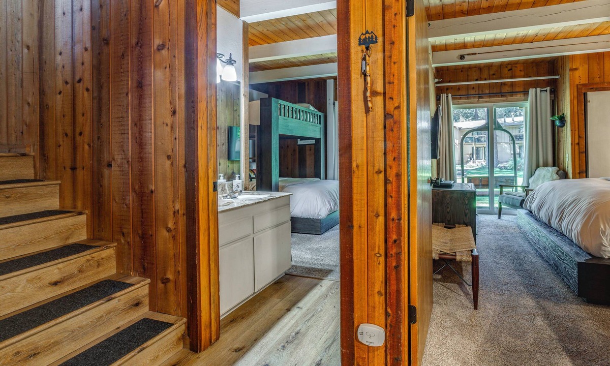 Sierra Holiday Apartment | Mammoth Lakes Vacation Rental: 1 Mi to Ski Area!