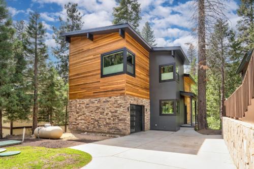 Fish Camp Villa | Mariposa Grove Creekside Retreat - To be featured on STAYCATION on the Destination Channel in 2026!