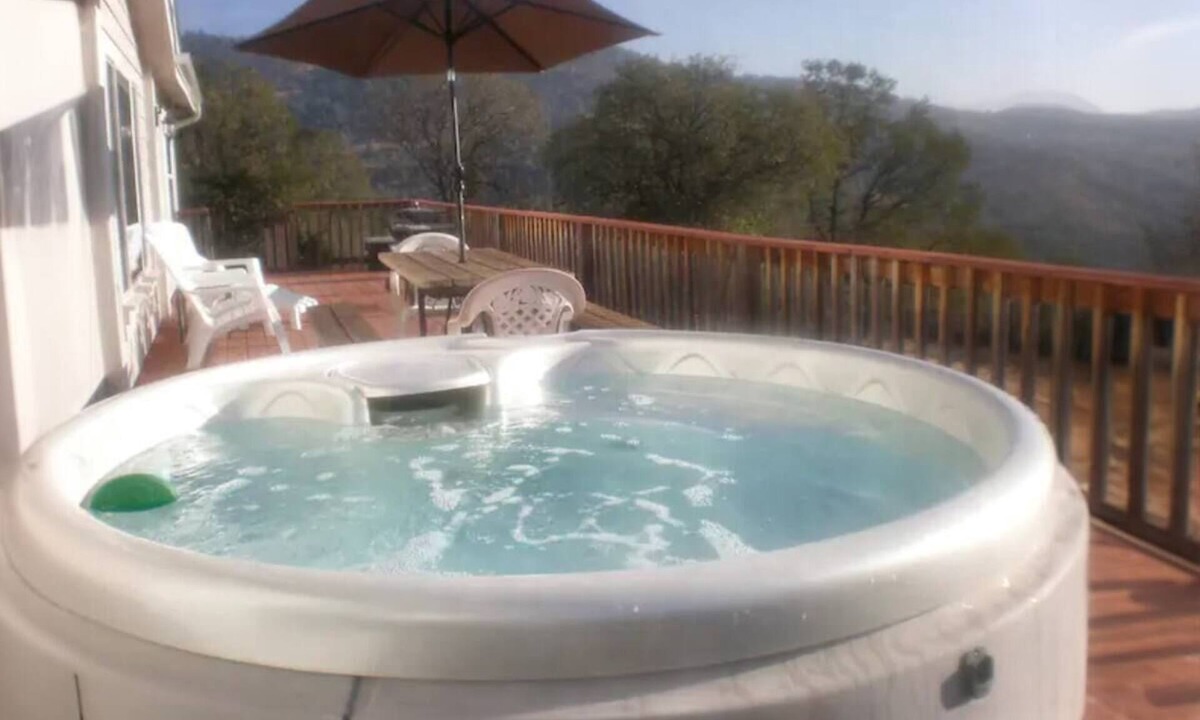 Mariposa House | Mariposa Ridge Retreat close to town amenities and Yosemite Park. Deck hot tub.