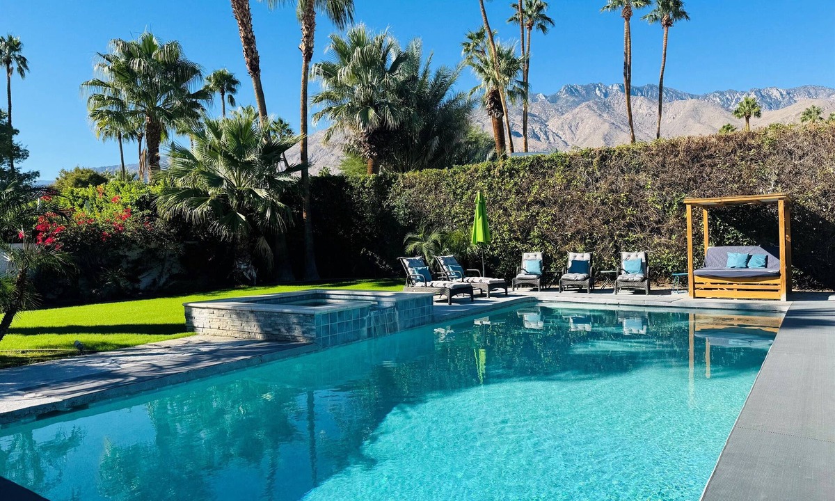 El Mirador House | Massive 5 Bedroom Estate - Walk/bike ride distance to downtown Palm Springs