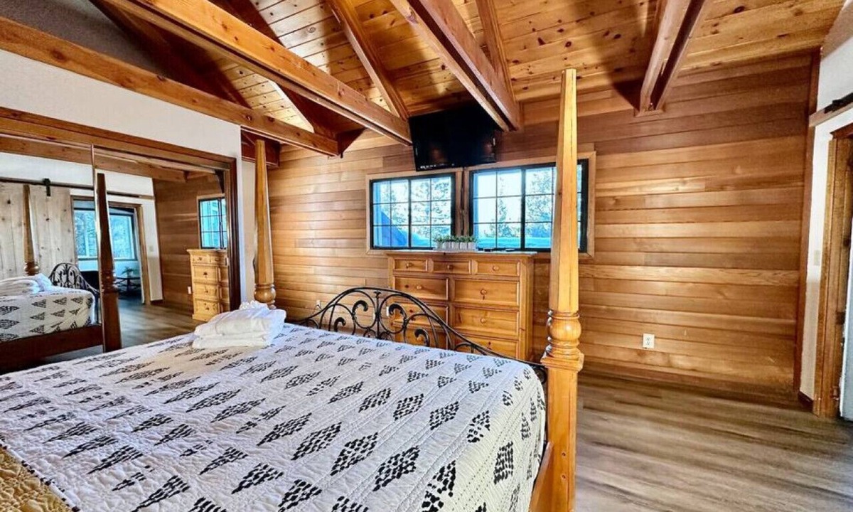 Country Club Estates Cabin | Meadow · 3-Story Winter Wonderland