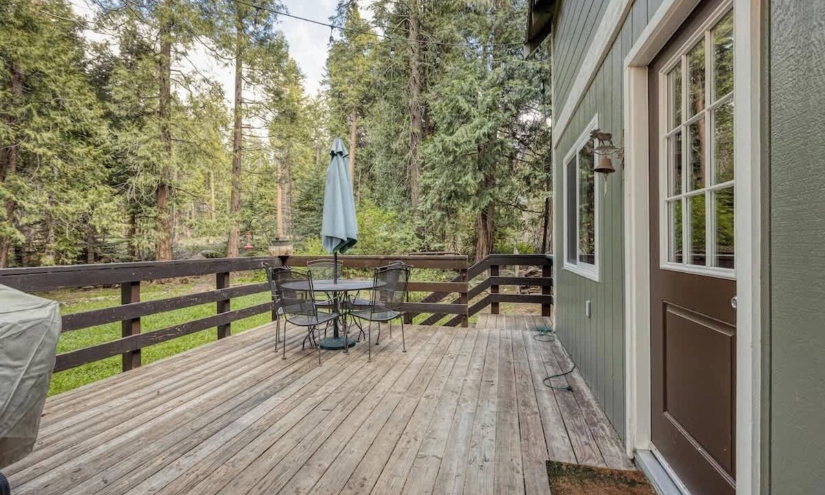 Sierra Cedars Cabin | Merry Meadow Cabin with Pond Views & BBQ Grill