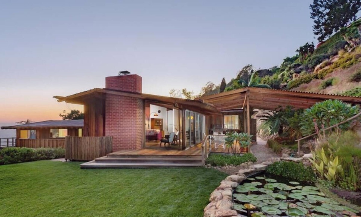 Eastern Malibu House | Mid-century modern Malibu home with ocean views and office to work from home
