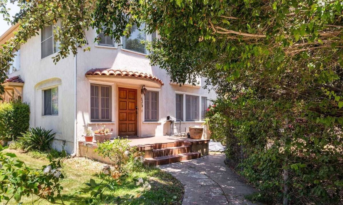 Miracle Mile House | Mid-Wilshire 2 story Farmhouse Pet-friendly Amazing. Location!