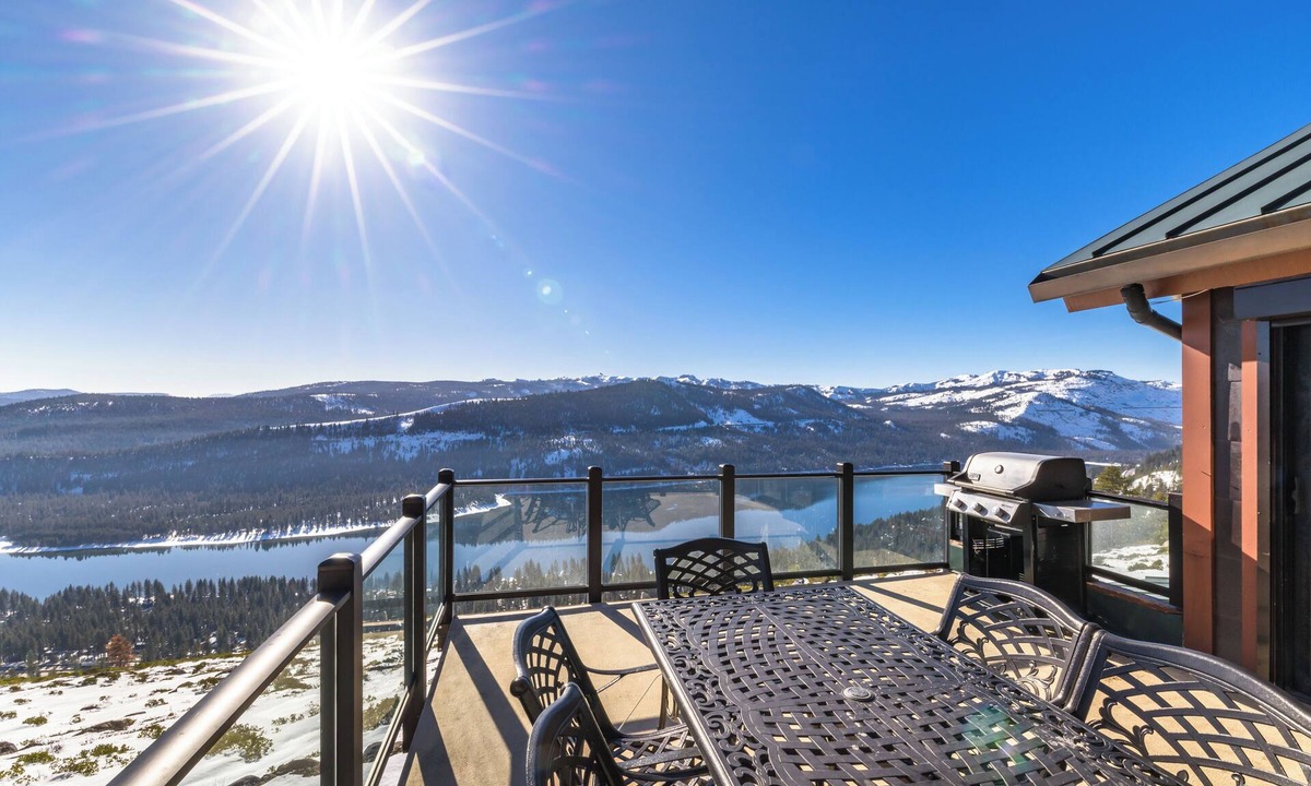 Truckee House | MilkyWay Lake Views! Air Conditioning, 3850SqFt, 3 Story, Game Room + HOA Amenities