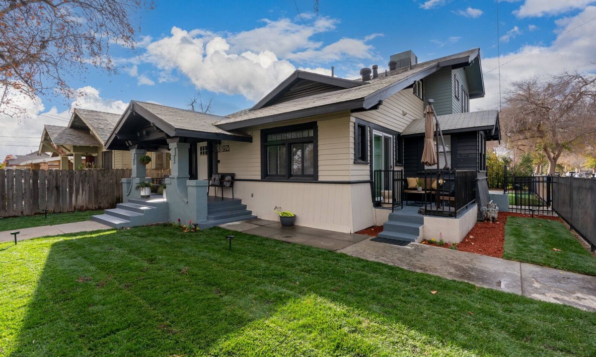 Tower District House | Modern 2-bedroom house in Tower district fully fenced with outside sitting area