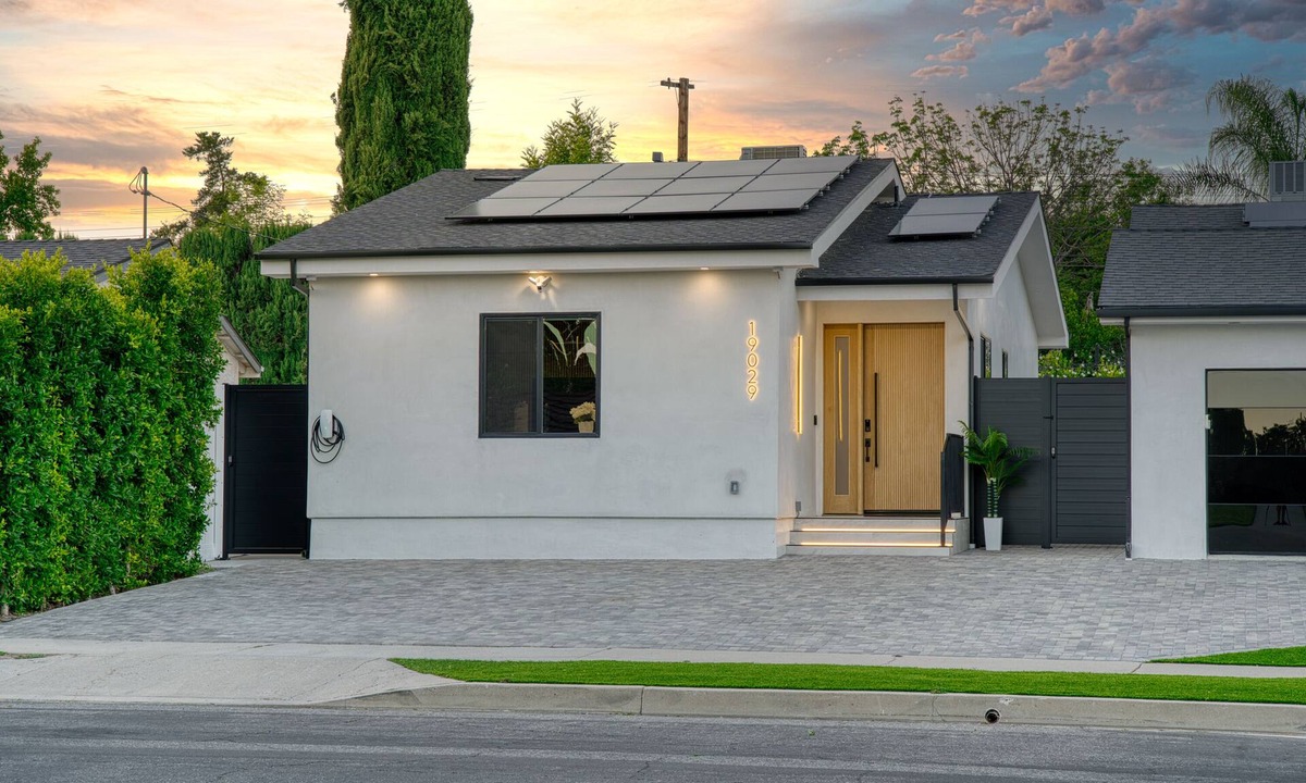 Northridge House | Modern 2BR + 2BA House + EV Charger + King Bed + Fire Pit + BBQ + Near Universal