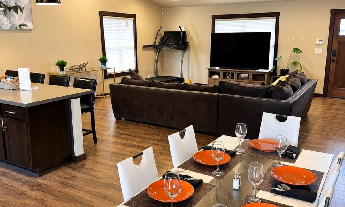 Rohnerville House | Modern 3BR Fortuna Getaway King Suite Large Backyard Games