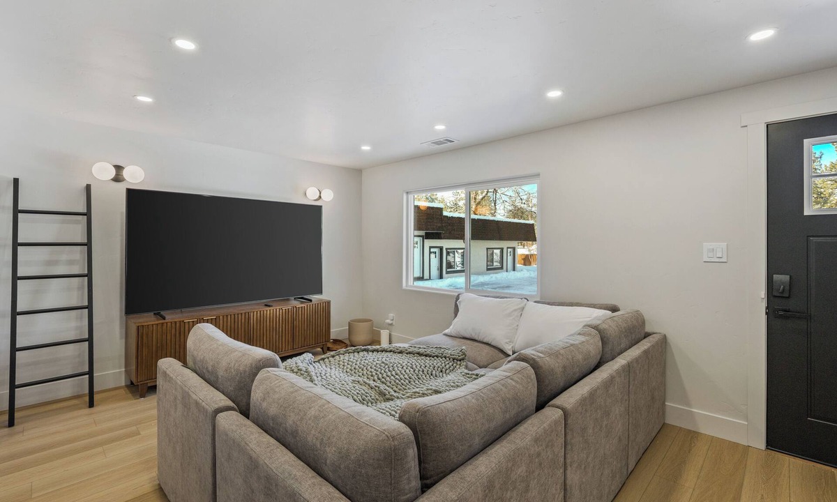 South Lake Tahoe Apartment | Modern 3BR Tahoe Retreat: Walk to Heavenly, Beach & Casinos: Pet Friendly