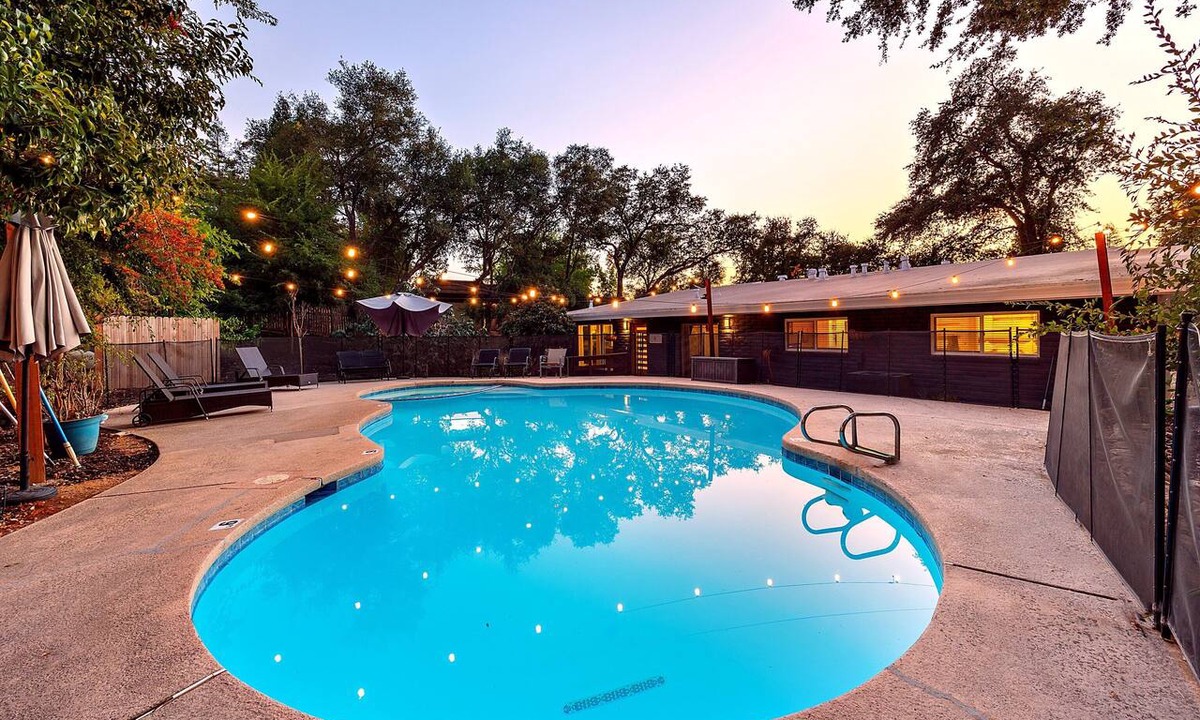 Fair Oaks House | Modern 3BR with pool & spa near American River, sleeps 8