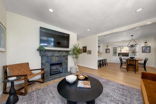 Mission Hills House | Modern and Stylish Mission Hills Neighborhood Escape