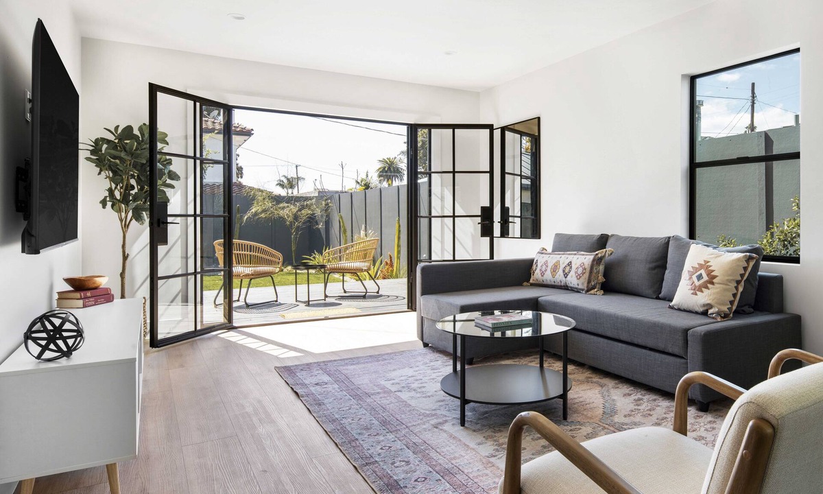 Mar Vista House | Modern Elegance: Main House with Guest Quarters