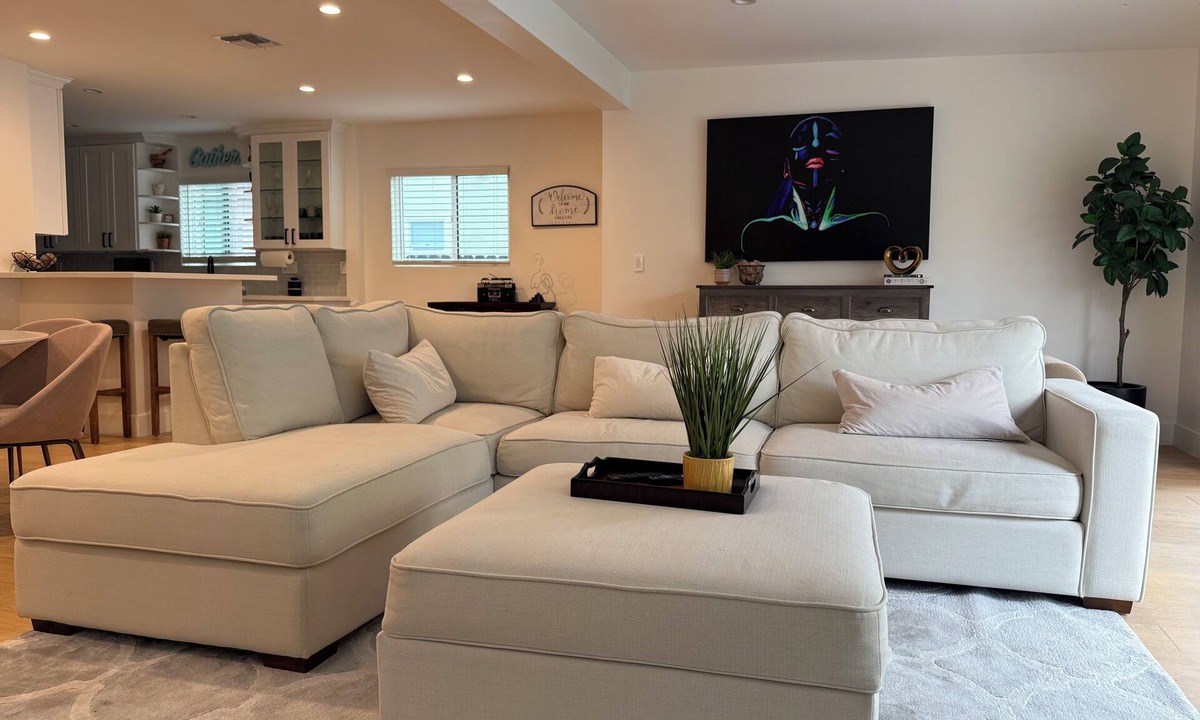 Van Nuys House | Modern Family-Friendly Retreat w/Backyard Oasis + BBQ Near Studios & Beaches