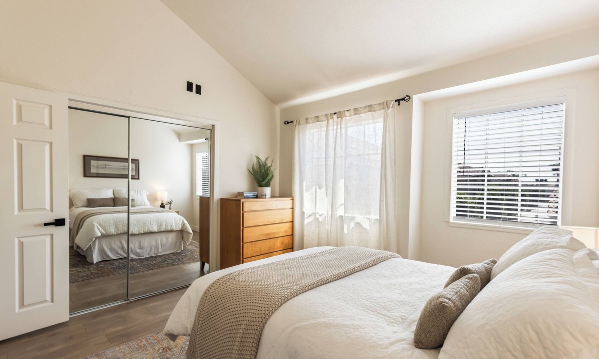 Hawthorne Condo | Modern Gated 2BR Condo Pool & Hot Tub Near LAX & Beaches 2-bedroom condo