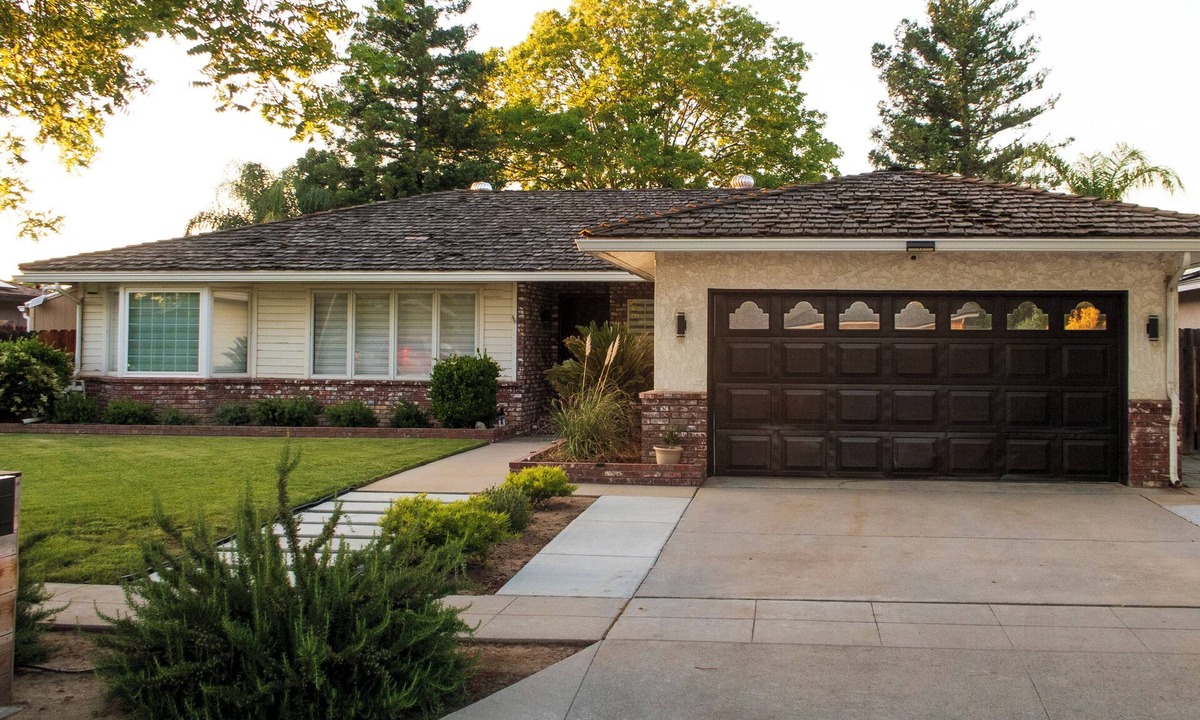 Raisin House | Modern home 3-BR Retreat — Quiet, Cozy, & Family-Friendly in Fresno.
