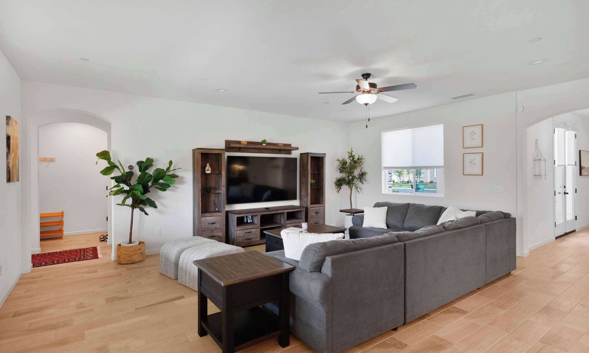 Hanford House | Modern Home w/Large Backyard, Office & EV Charger