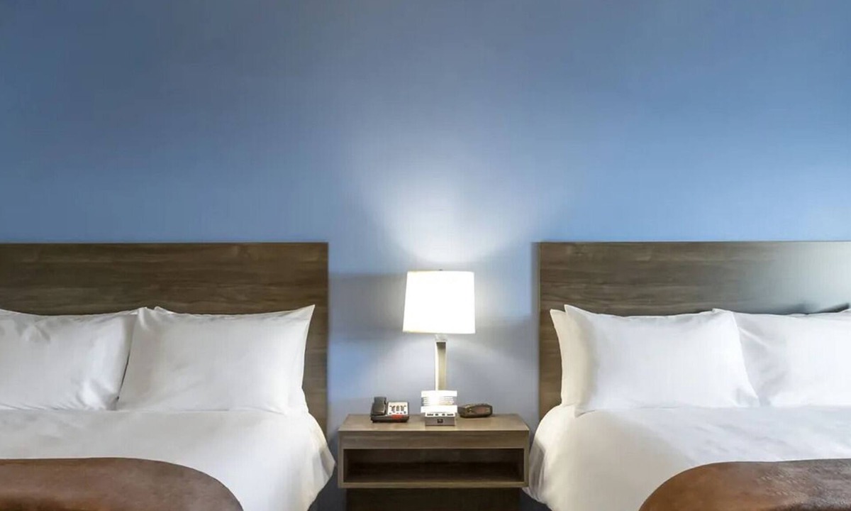 Redding Hotel | Modern Hotel Near I-5 Exit 677 by Cascade Theater & Burney Falls