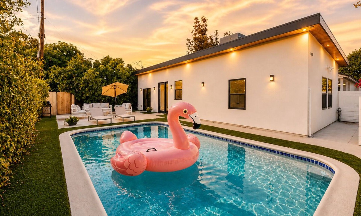 Burbank House | Modern LA Pool Home · Fire Pit · Sleeps 6 · 20 min to Universal · SoFi 22 mi