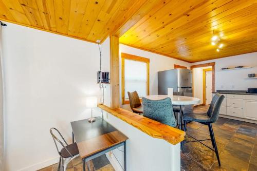 Kings Beach Ski Chalet | Modern lake-view hotel - all eight rooms - dog-friendly - near beach & golf