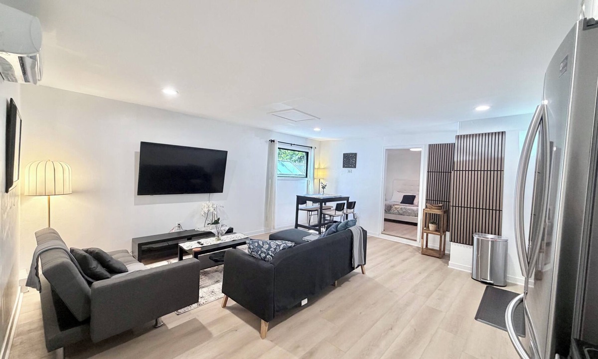 Palms House | Modern One bedroom Guest House with WiFi, AC, Charming Patio, near Culver City,