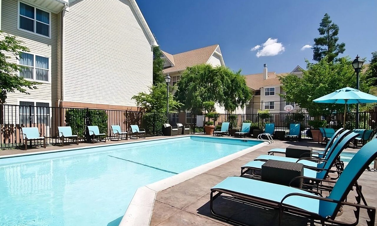 Raisin Hotel | Modern Retreat in Central Fresno! Outdoor Pool, Pets Allowed, Full Kitchen!