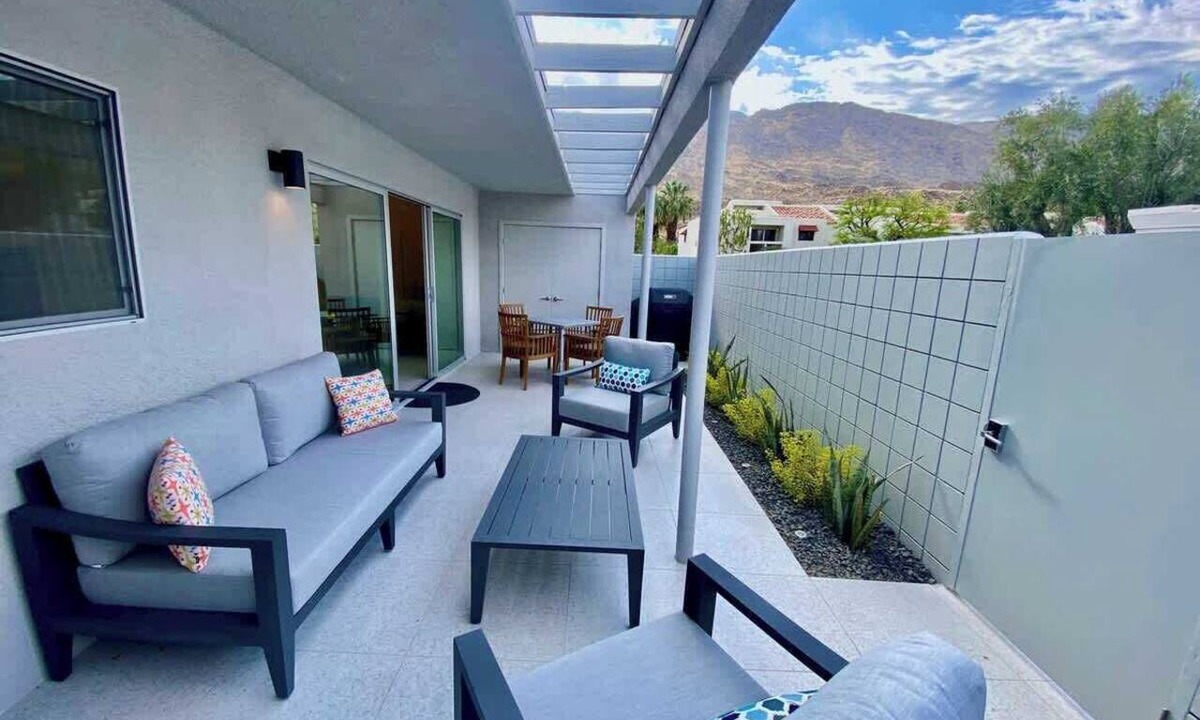 Canyon Corridor Condo | Modern Treat: Stunning Remodeled Townhome