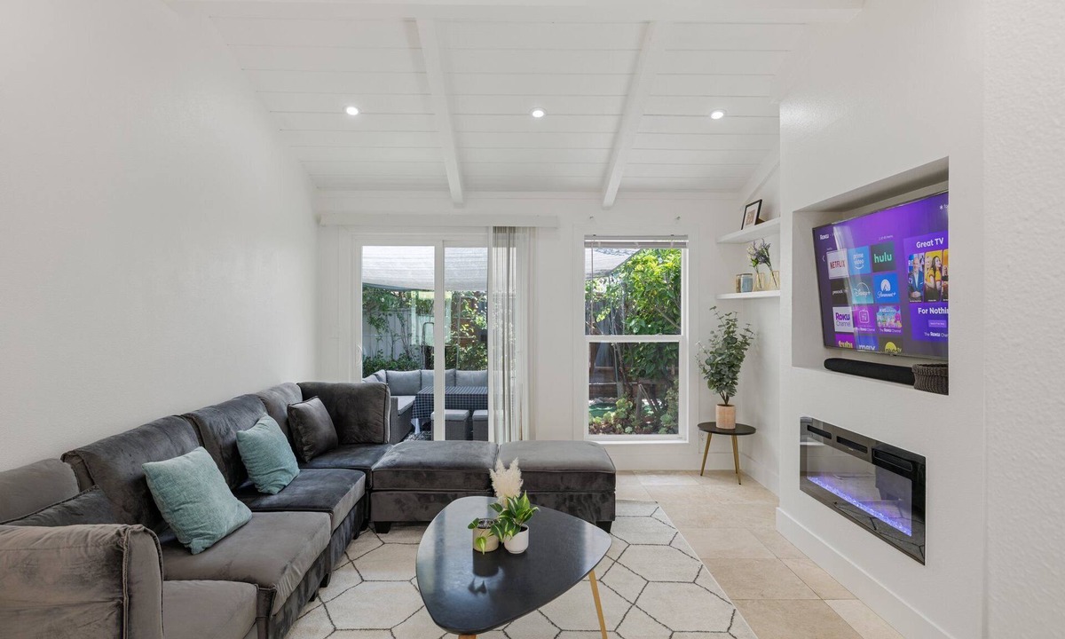 Cambrian House | Molivu Homes 3BR | NewRemodel | PetFriendly | Yard