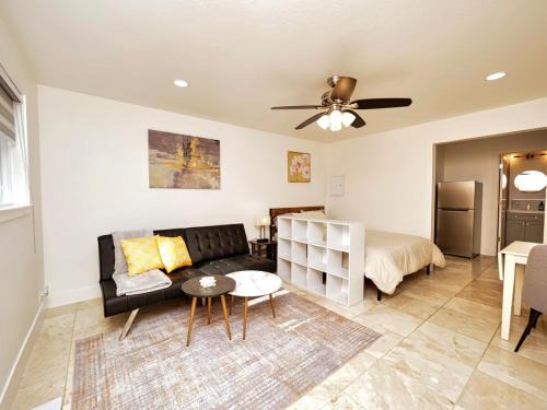 Cambrian Apartment | Molivu Homes Studio - PetFriendly - King Bed - W-D