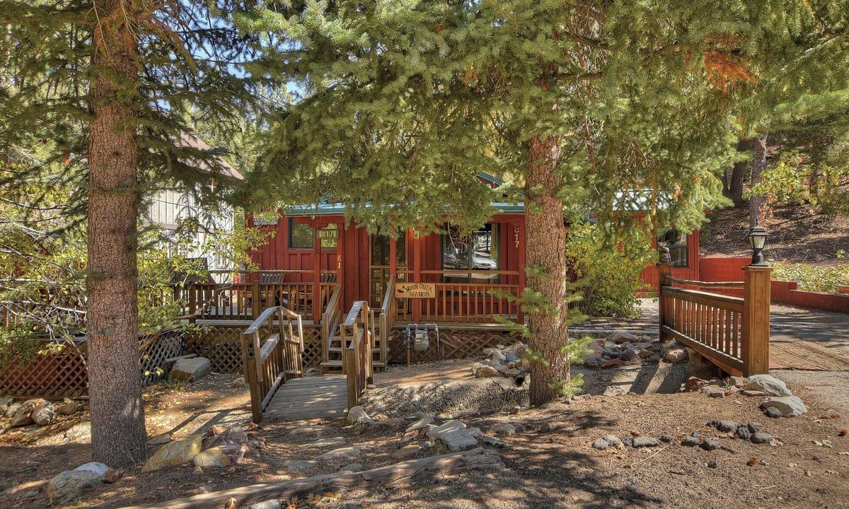 Big Bear Lake Cabin | Moose Creek Manor by Destination Big Bear : Near the Village!BBQ! Cable TV! Laundry! Cute Yard! Historic Charm!