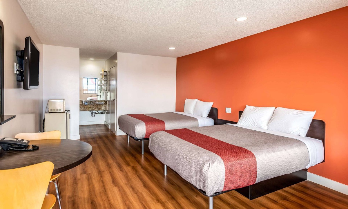 Harbor Hotel | Motel 6 Gardena, CA - South