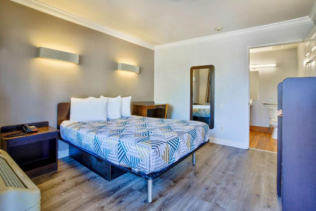Sun City Hotel | Motel 6-Menifee, CA