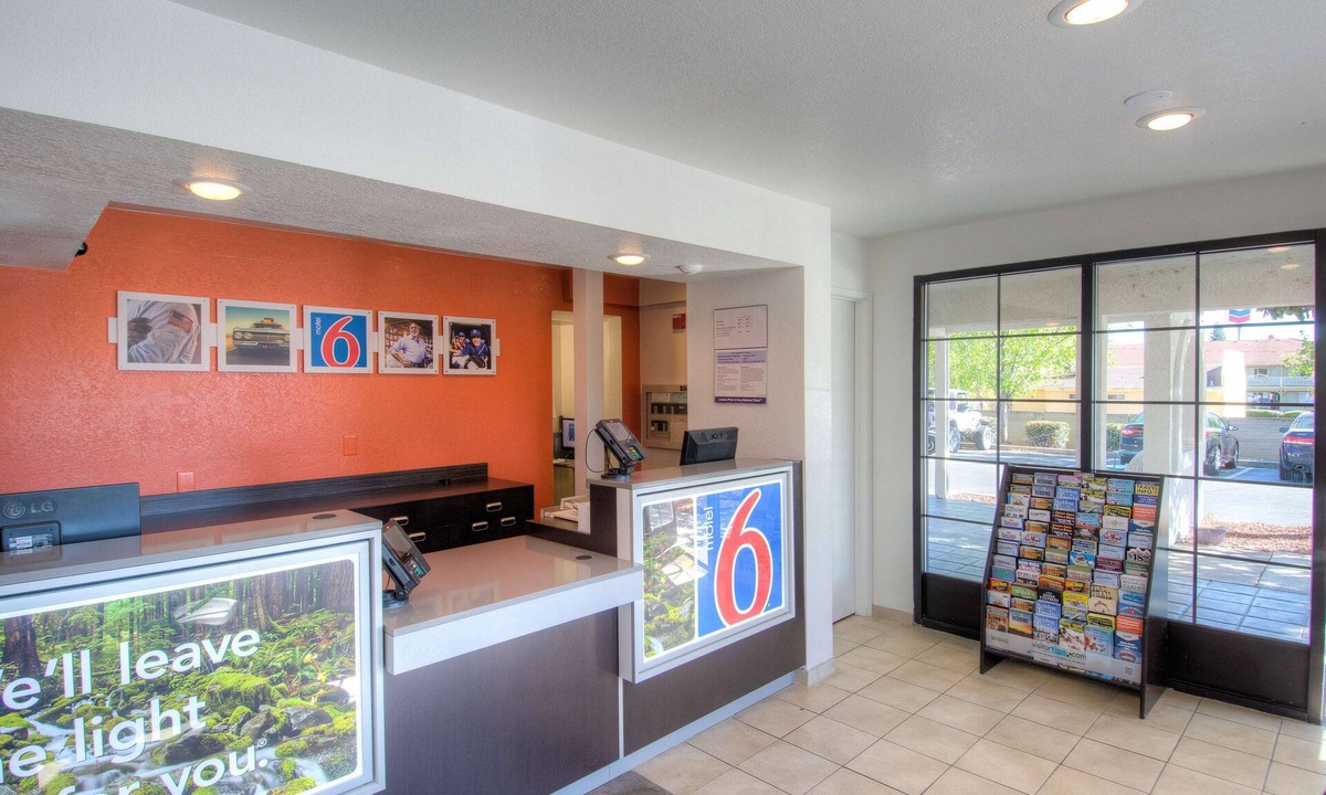 Redding Hotel | Motel 6 Redding, CA - South