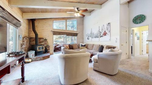 Mammoth Lakes House | Mountain Chateau Retreat - Desirable Resort 4 BDR