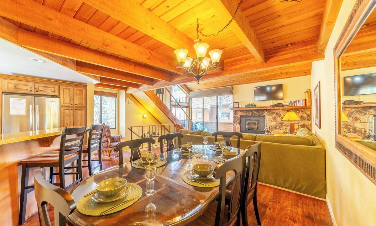 Mammoth Lakes House | Mountain Townhome w/Jacuzzi, Pool & Tennis 380