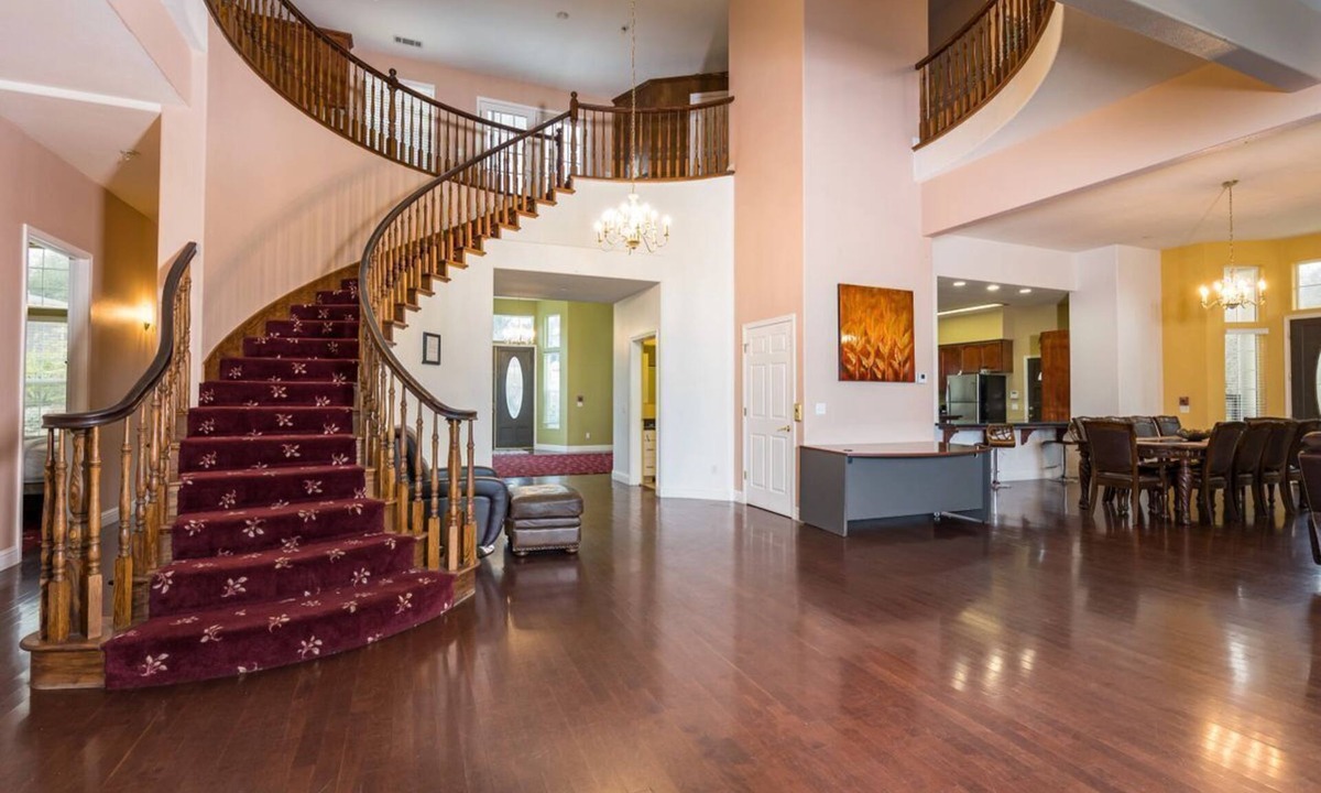 Oakhurst Hotel | Mountain Trail Lodge & Vacation Rentals