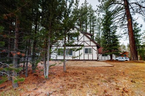 Pioneer Trail House | Mountain-view dog-friendly home with large yard in private locale near skiing