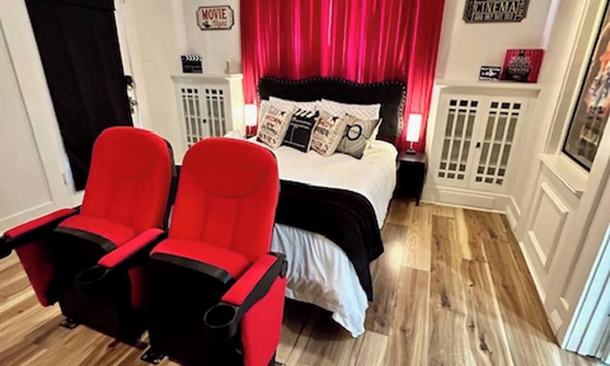 Midtown Apartment | Movie Night 100 Inch Screen, Walk to Bars and Restaurant