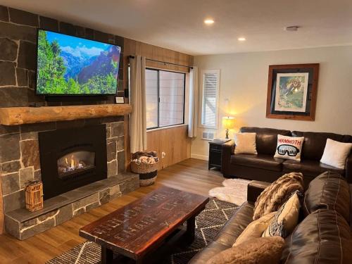 Mammoth Lakes House | MSRC28 - Cozy Ski Condo - Walk to Canyon - Dog Friendly